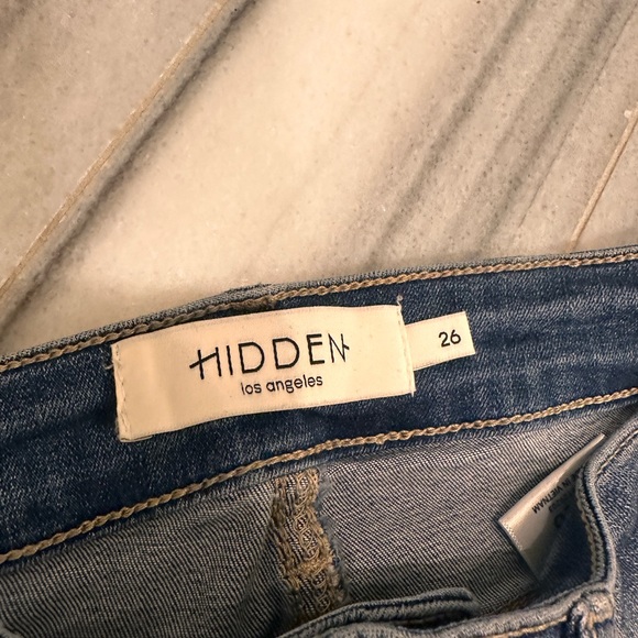 HIDDEN JEANS Raw Hem Low Rise Flare Jeans in Medium Dark Wash Size 26 - Picture 3 of 3